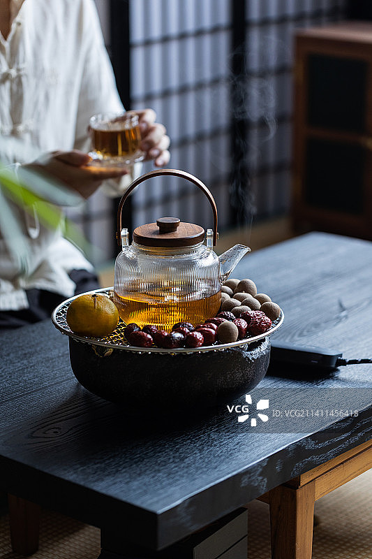 围炉煮茶红枣花生电陶炉烤网图片素材