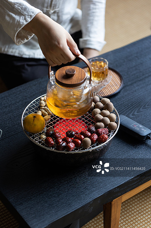 围炉煮茶红枣花生电陶炉烤网图片素材