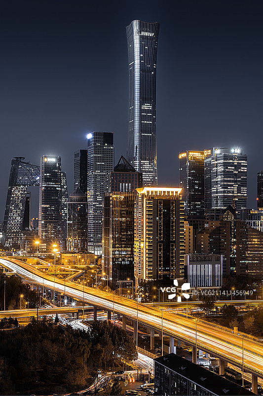 北京国贸CBD核心区夜景与车轨图片素材