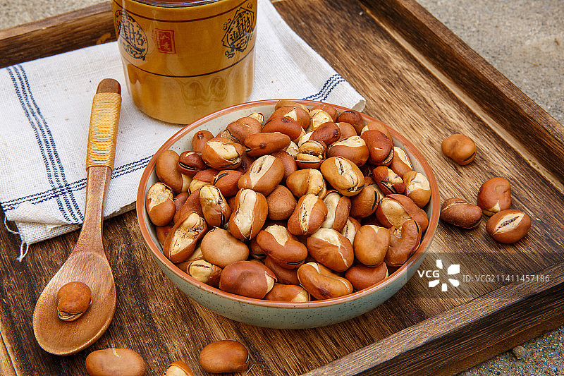 天津炒货特色磨牙美食小吃：崩豆（炒蚕豆）图片素材