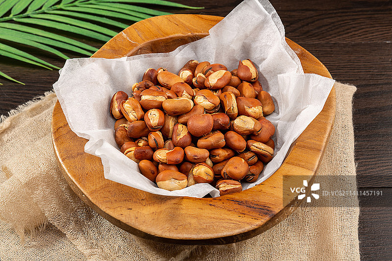 天津炒货特色磨牙美食小吃：崩豆（炒蚕豆）图片素材