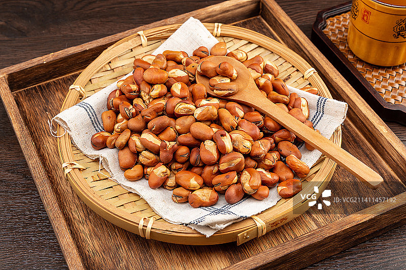 天津炒货特色磨牙美食小吃：崩豆（炒蚕豆）图片素材