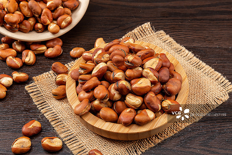 天津炒货特色磨牙美食小吃：崩豆（炒蚕豆）图片素材