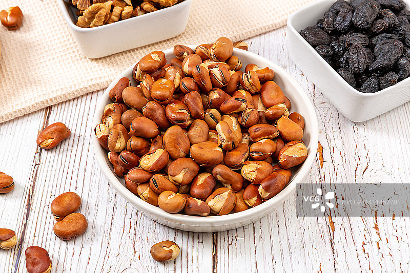天津炒货特色磨牙美食小吃：崩豆（炒蚕豆）图片素材