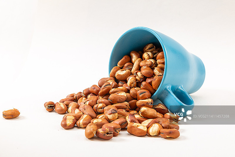 天津炒货特色磨牙美食小吃：崩豆（炒蚕豆）图片素材