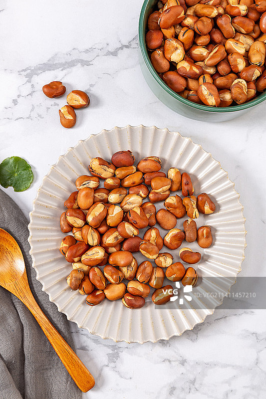 天津炒货特色磨牙美食小吃：崩豆（炒蚕豆）图片素材