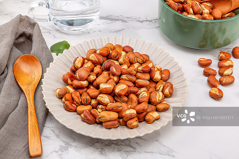 天津炒货特色磨牙美食小吃：崩豆（炒蚕豆）图片素材