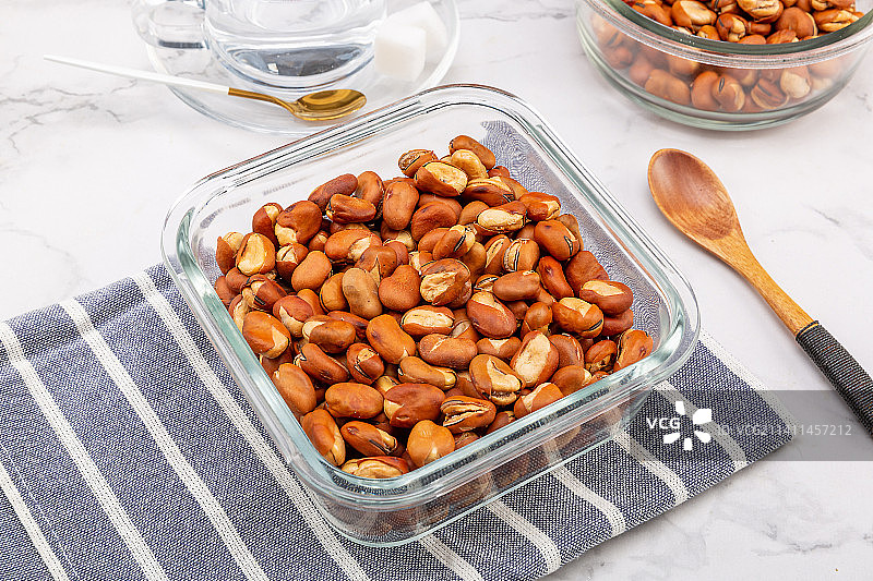 天津炒货特色磨牙美食小吃：崩豆（炒蚕豆）图片素材