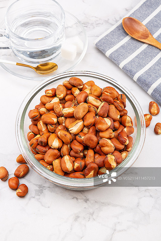 天津炒货特色磨牙美食小吃：崩豆（炒蚕豆）图片素材