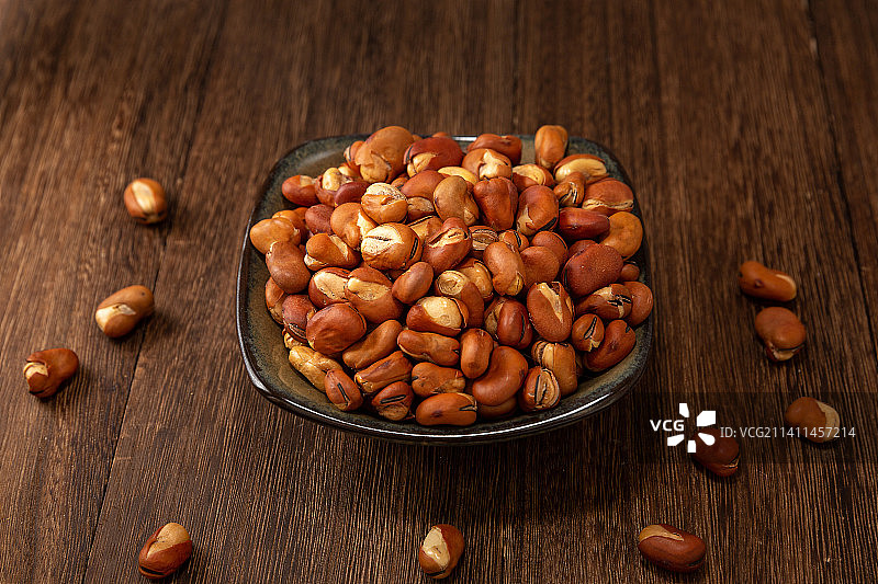 天津炒货特色磨牙美食小吃：崩豆（炒蚕豆）图片素材