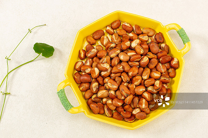 天津炒货特色磨牙美食小吃：崩豆（炒蚕豆）图片素材