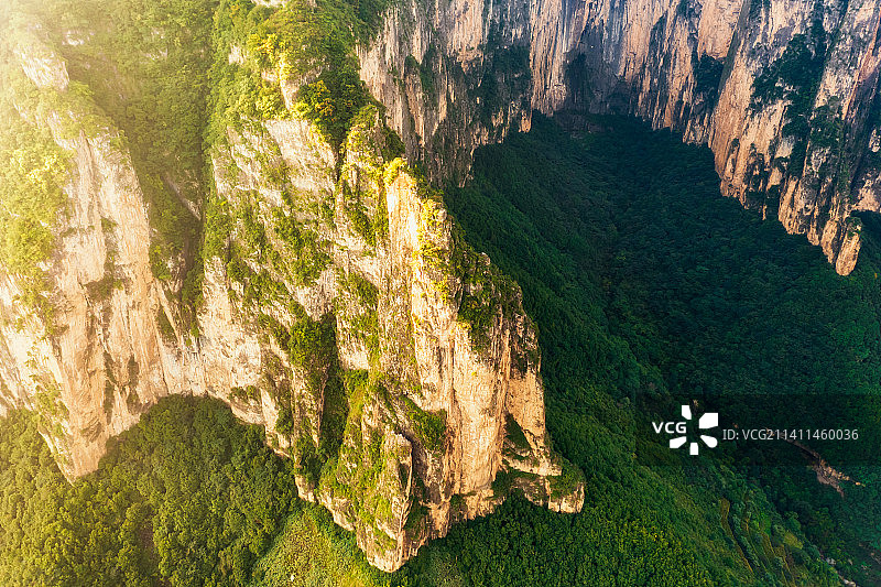 南太行山西省长治市平顺县太行山（井底挂壁公路）神龙湾挂壁公路夏季户外风光航拍视角图片素材