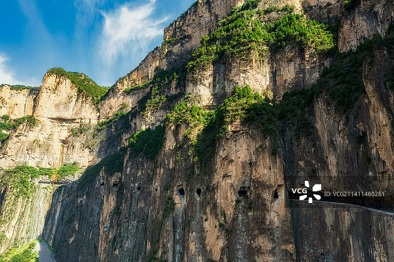 南太行山西省长治市平顺县太行山（井底挂壁公路）神龙湾挂壁公路夏季户外风光航拍视角图片素材