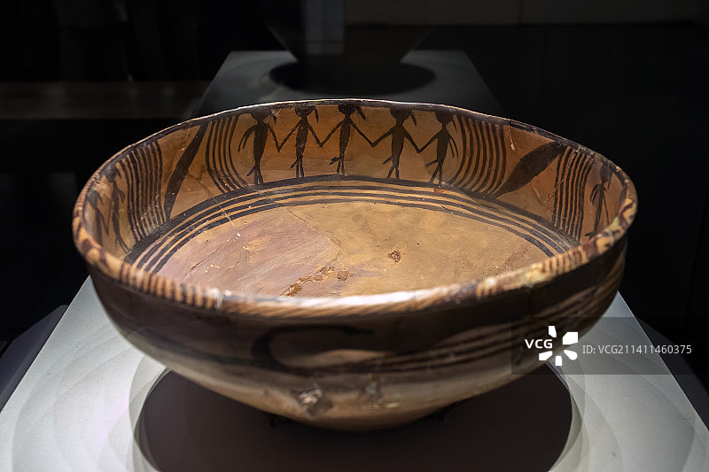 舞蹈纹彩陶盆马家窑文化约公元前3200年-前2000年1973年青海大通上孙家寨出土图片素材