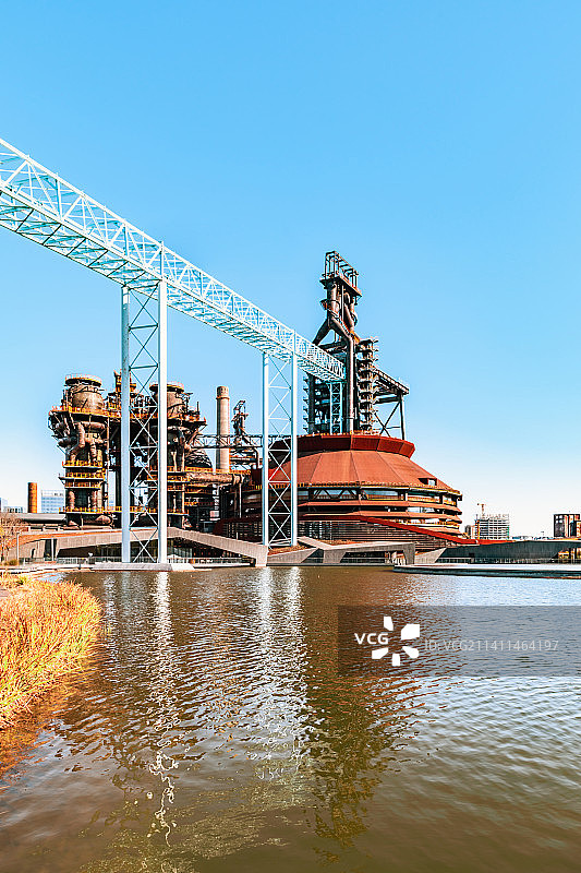 北京首钢园钢铁博物馆前的秀池图片素材