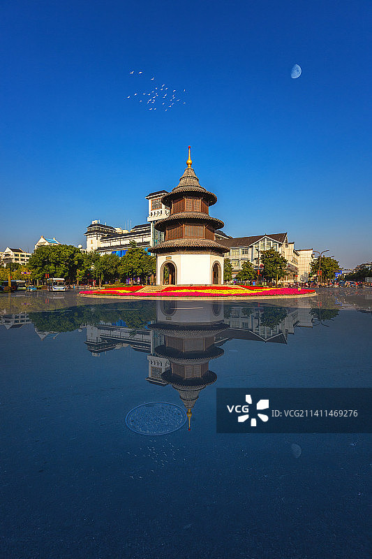 雨后光影中的建筑+文昌阁（扬州）图片素材