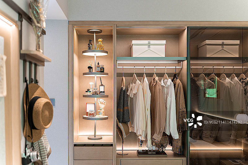 高档小区样板间 卧室衣帽间区域图片素材