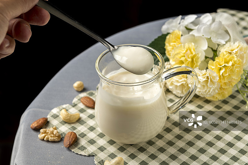 一杯酸奶摆放在格子桌布上特写图片素材