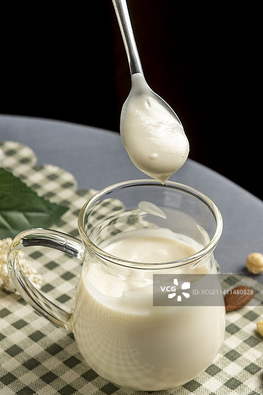 一杯酸奶摆放在格子桌布上特写图片素材