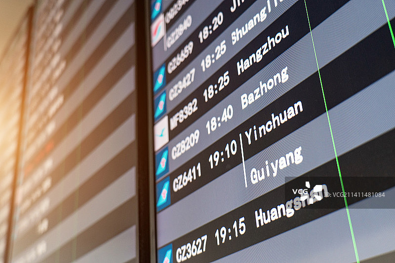 机场航站楼的航班信息显示屏图片素材