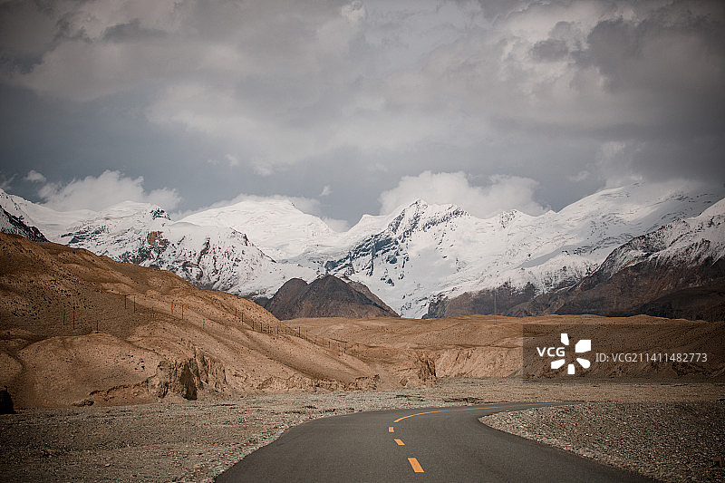 中国新疆克州阿克陶的风光图片素材