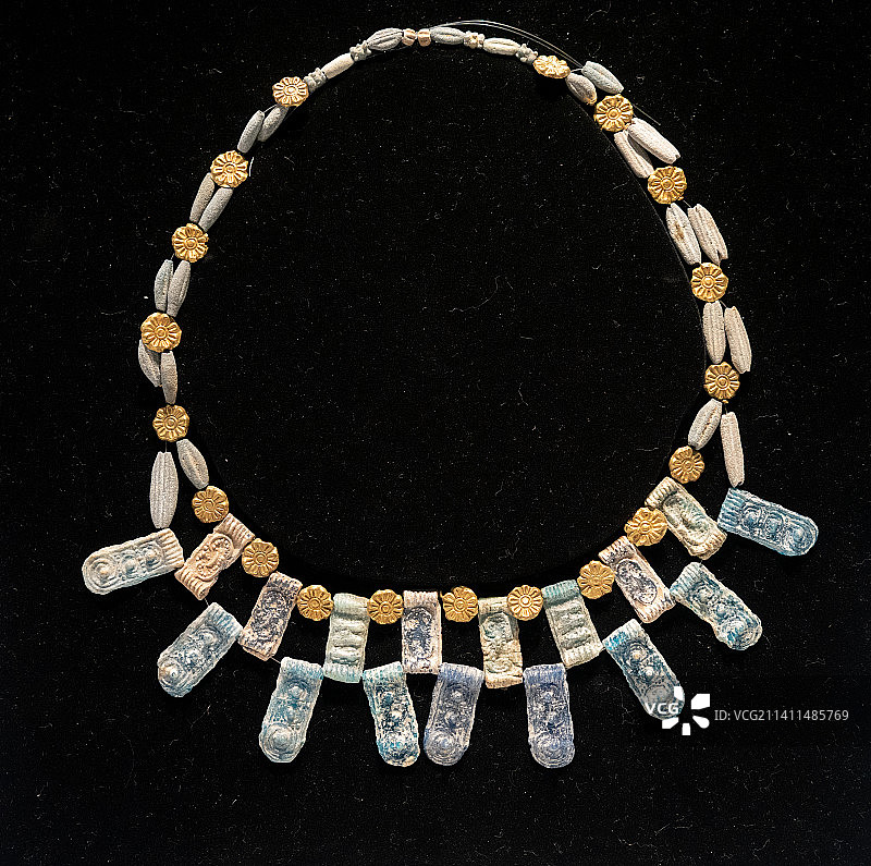 平山郁夫丝绸之路美术馆藏迈锡尼出土黄金圆花饰铸造玻璃串珠图片素材