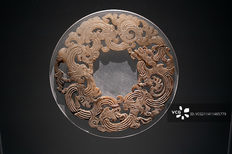 双面透雕龙凤纹玉环 西汉 1975年长沙市咸嘉湖陡壁山出土图片素材