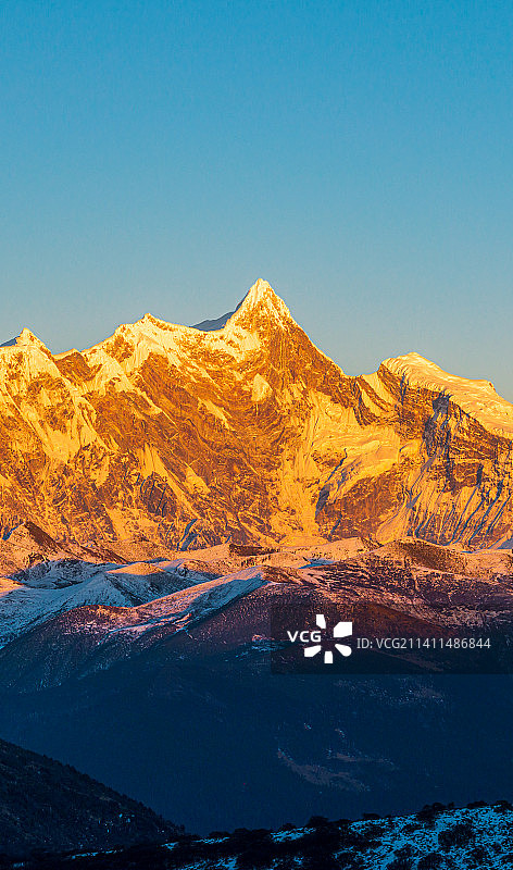 西藏南迦巴瓦峰雪山日落日照金山图片素材