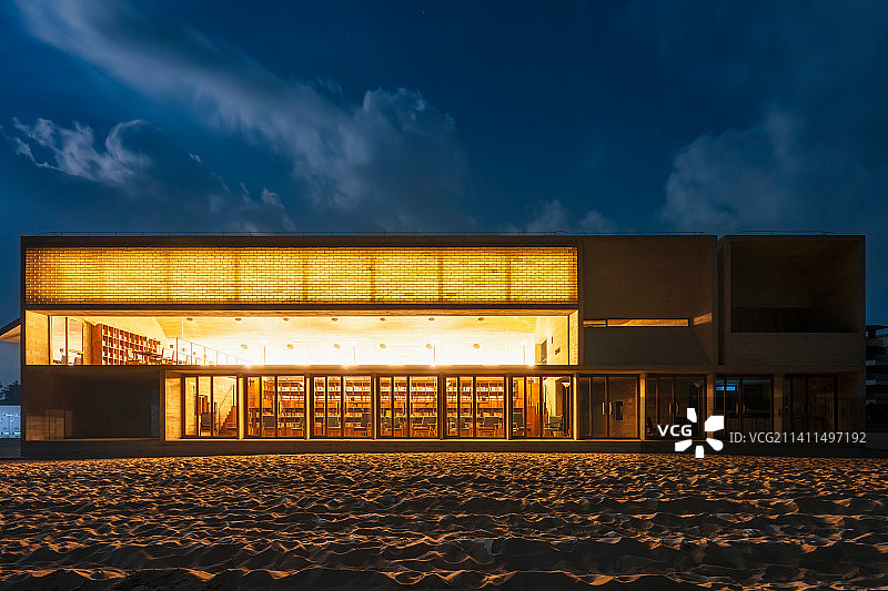 河北省秦皇岛市昌黎县渤海湾海边孤独图书馆夏季夜景户外风光图片素材