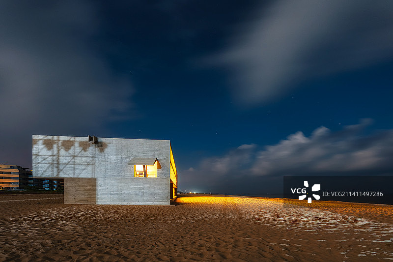 河北省秦皇岛市昌黎县渤海湾海边孤独图书馆夏季夜景户外风光图片素材