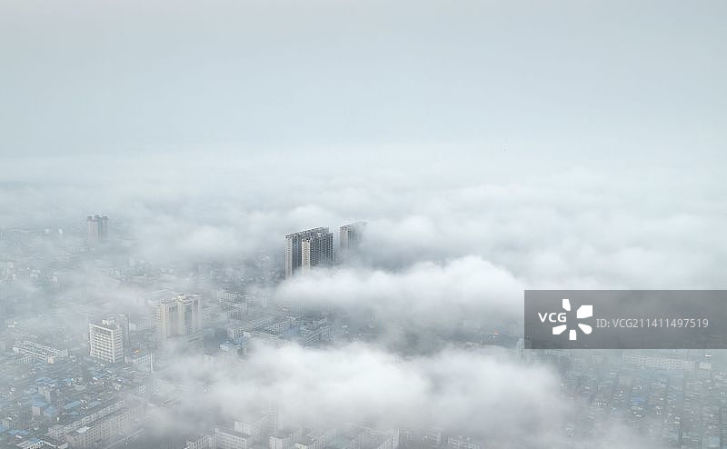 汝州城市平流雾云端之上图片素材