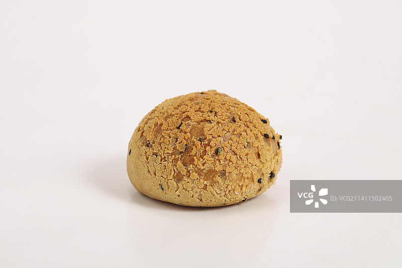 一个麻薯面包在白色背景上图片素材