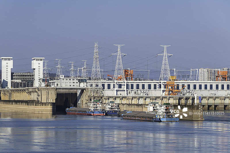 船只正在有序进入葛洲坝船闸图片素材