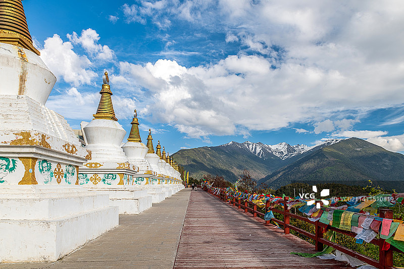 云南迪庆州德钦梅里雪山雾浓顶图片素材