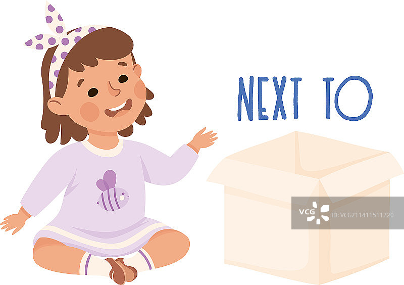 小女孩坐在纸板箱旁边图片素材