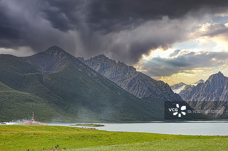 青海年保玉则仙女湖和巍峨的雪山图片素材