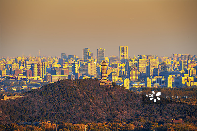 秋天北京香山后山视角看城市天际线图片素材