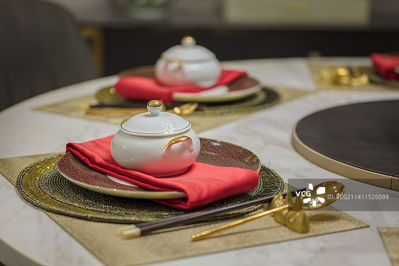 餐桌上的餐具特写图片素材