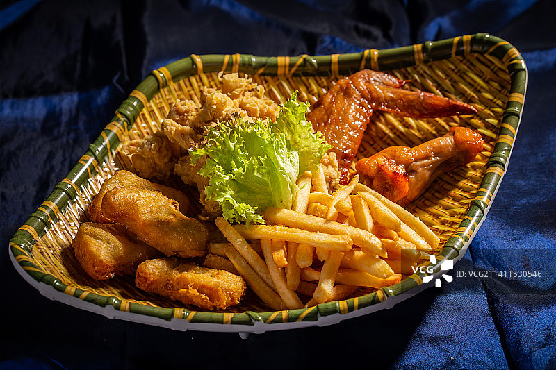 篮子里的油炸拼盘图片素材
