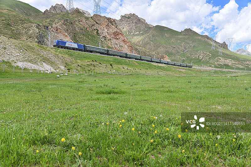 西宁-格尔木7581次行驶在老青藏线二郎展线图片素材