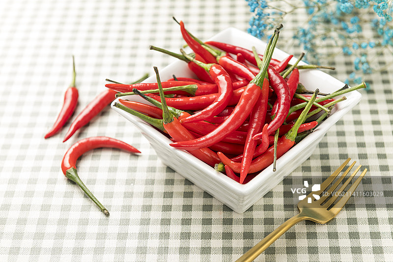 一盘小米辣红辣椒摆放在桌面上特写图片素材