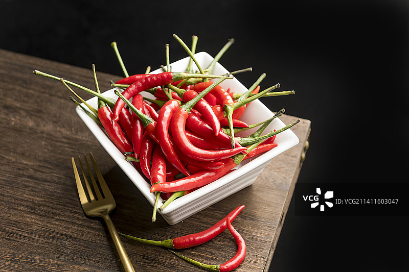 一盘小米辣红辣椒摆放在桌面上特写图片素材