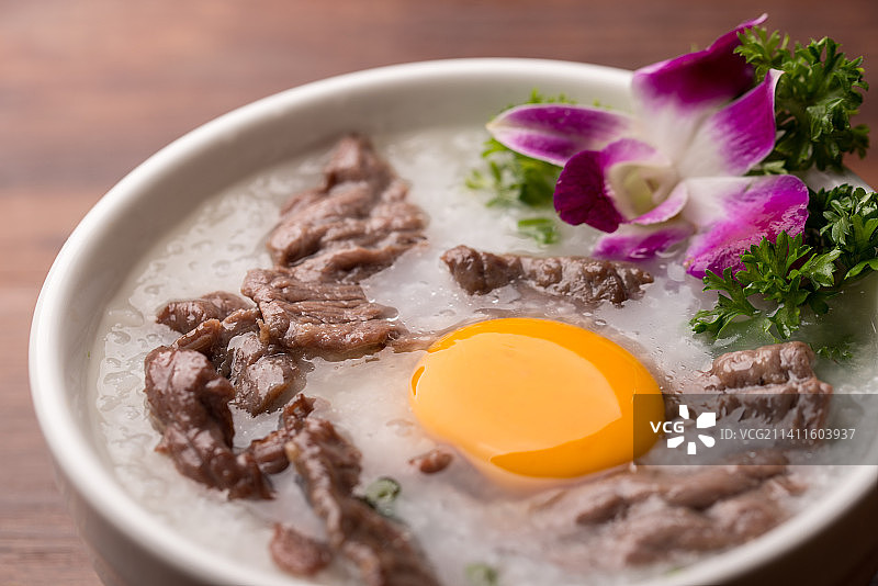 窝蛋牛肉粥特写图片素材