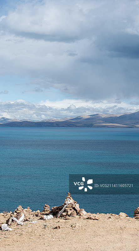 玛旁雍错与那木那尼峰相守相望图片素材