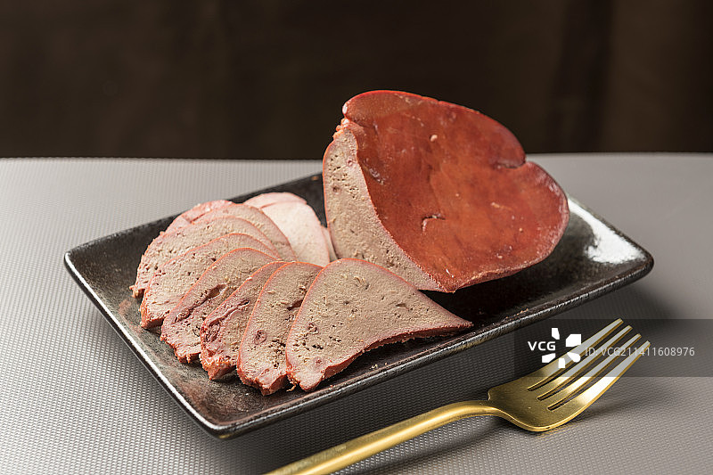 一盘酱猪肝摆放在桌面上特写图片素材