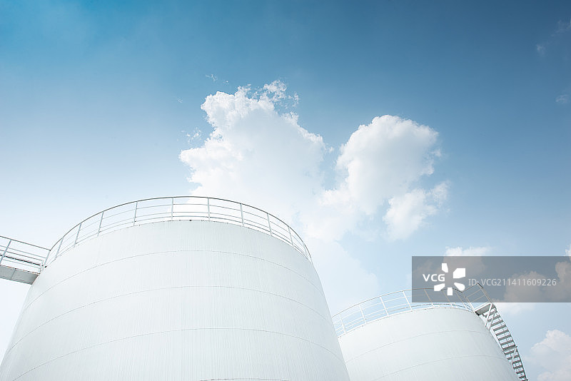 厂区大型存储设备与车间图片素材