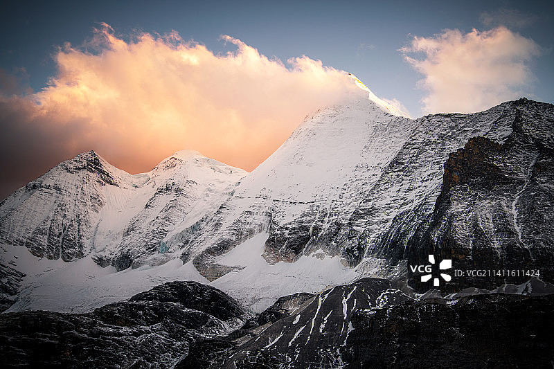 四川稻城亚丁三怙主夏诺多吉雪山图片素材