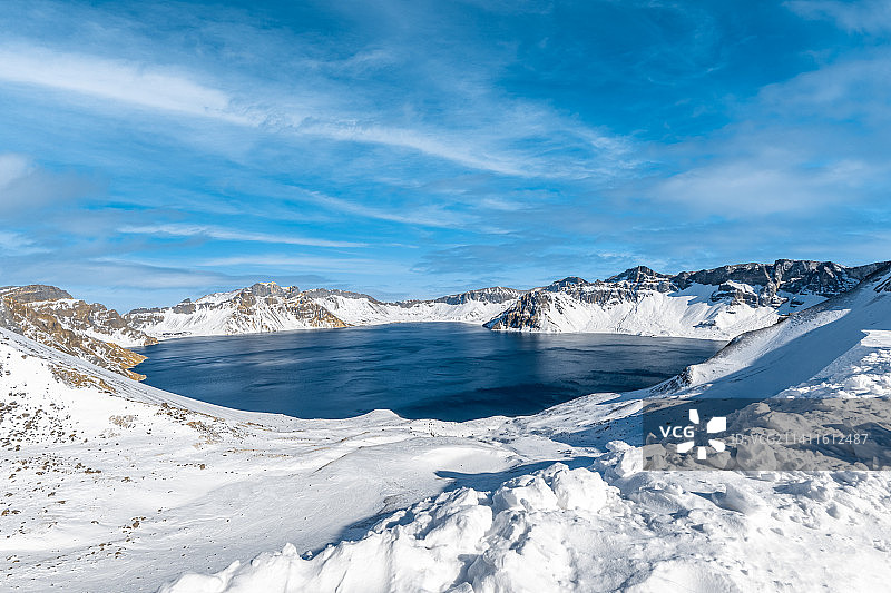 白雪皑皑的长白山天池在蓝天下的低角度景色图片素材