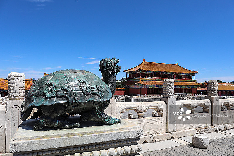 蓝天下的故宫太和殿前的铜鹤龙头龟图片素材
