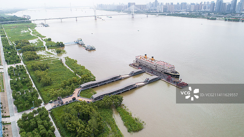 武汉知音号长江大桥游轮江滩图片素材